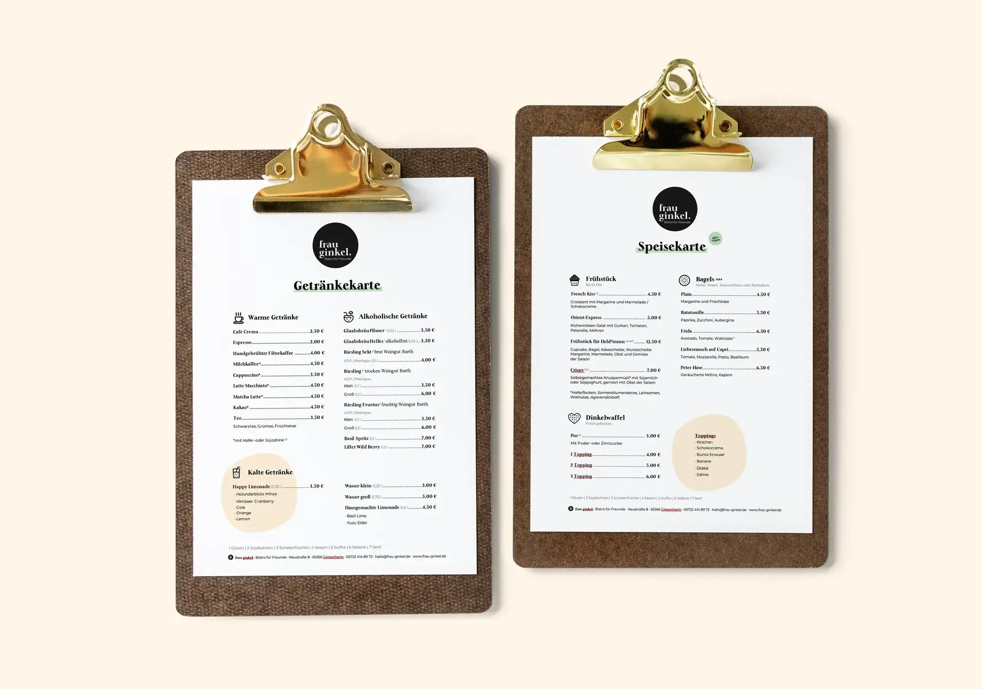 Abbildung von zwei Speisekarten, die in einem einheitlichen Corporate Design gestaltet sind