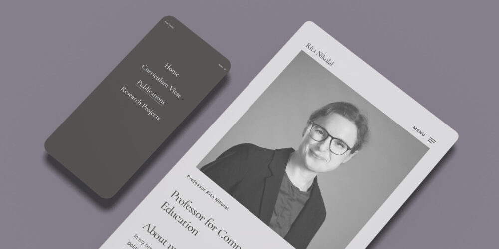 Minimalistisches Webdesign für eine Professorin, dargestellt auf einem Smartphone und Tablet. Die Webseite präsentiert das Profil von Professorin Rita Nikolai, Professorin für Vergleichende Erziehungswissenschaften. Das Design ist in schlichten Farben gehalten, mit einem Fokus auf Lesbarkeit und klarer Struktur. Die Navigation umfasst Links zu 'Home', 'Curriculum Vitae', 'Publications' und 'Research Projects'. Ein professionelles Porträtfoto von Professor Nikolai befindet sich auf der Startseite, begleitet von einer kurzen 'About Me'-Beschreibung.