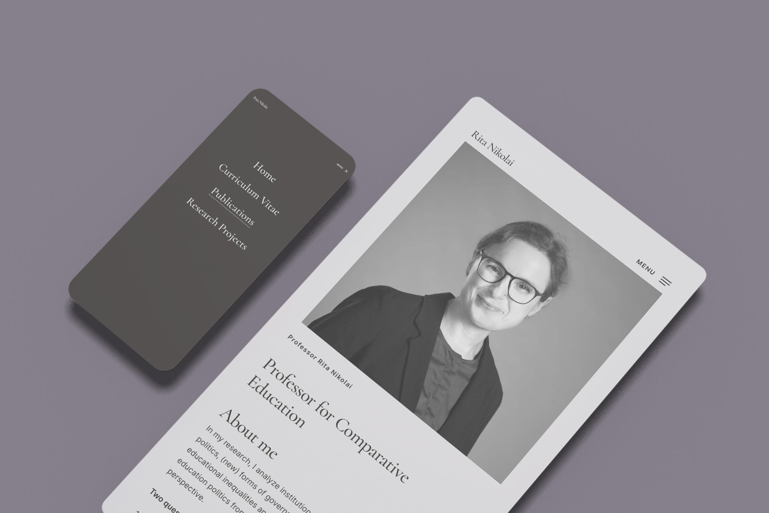 Minimalistisches Webdesign für eine Professorin, dargestellt auf einem Smartphone und Tablet. Die Webseite präsentiert das Profil von Professorin Rita Nikolai, Professorin für Vergleichende Erziehungswissenschaften. Das Design ist in schlichten Farben gehalten, mit einem Fokus auf Lesbarkeit und klarer Struktur. Die Navigation umfasst Links zu 'Home', 'Curriculum Vitae', 'Publications' und 'Research Projects'. Ein professionelles Porträtfoto von Professor Nikolai befindet sich auf der Startseite, begleitet von einer kurzen 'About Me'-Beschreibung.