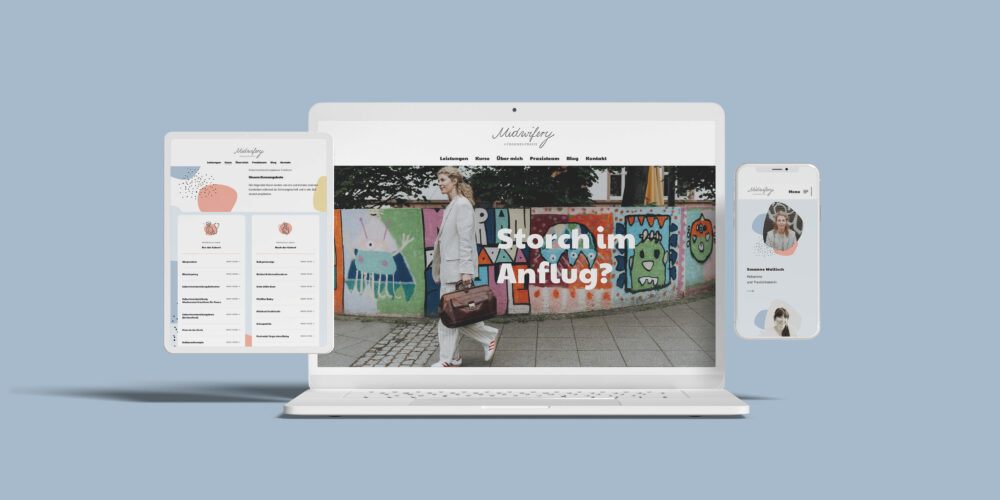 Responsive Webdesign für die Webseite "Midwifery" einer Hebammenpraxis, dargestellt auf Laptop, Tablet und Smartphone. Die Startseite zeigt ein großes Bild mit der Überschrift 'Storch im Anflug?' und bunte Grafiken im Hintergrund. Die Webseite bietet übersichtliche Informationen zu den Leistungen und dem Team der Praxis, mit einem modernen und freundlichen Design.