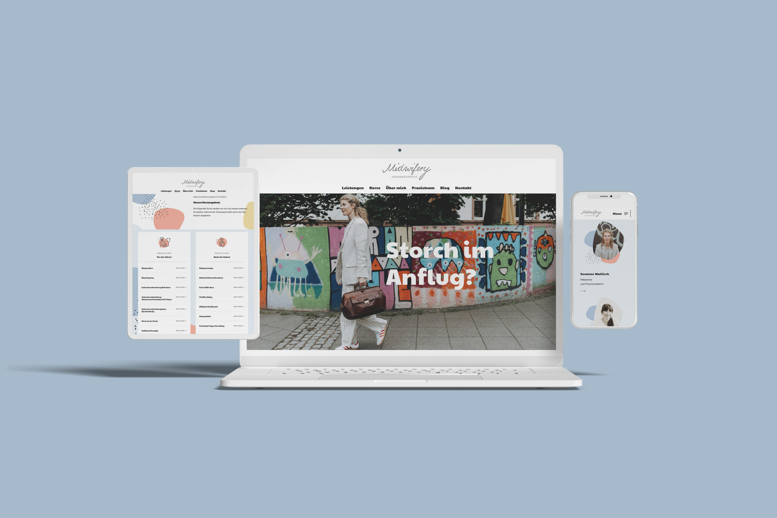 Responsive Webdesign für die Webseite "Midwifery" einer Hebammenpraxis, dargestellt auf Laptop, Tablet und Smartphone. Die Startseite zeigt ein großes Bild mit der Überschrift 'Storch im Anflug?' und bunte Grafiken im Hintergrund. Die Webseite bietet übersichtliche Informationen zu den Leistungen und dem Team der Praxis, mit einem modernen und freundlichen Design.